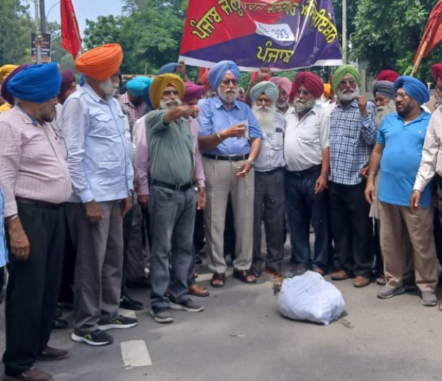 ਮੁਲਾਜ਼ਮ ਅਤੇ ਪੈਨਸ਼ਨਰਜ਼ ਸਾਂਝਾ ਫਰੰਟ ਦੇ ਸੱਦੇ 'ਤੇ ਕੀਤਾ ਵਿਸ਼ਾਲ ਰੋਸ ਮੁਜ਼ਾਹਰਾ 